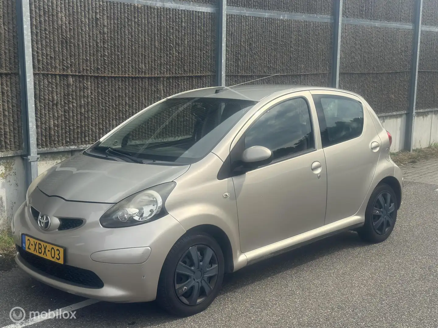 Toyota Aygo 1.0-12V + AIRCO/5DEURS Bruin - 1