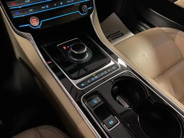 Jaguar XE 2016, foto 37