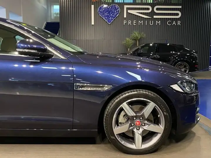 Jaguar XE 2016, foto 17