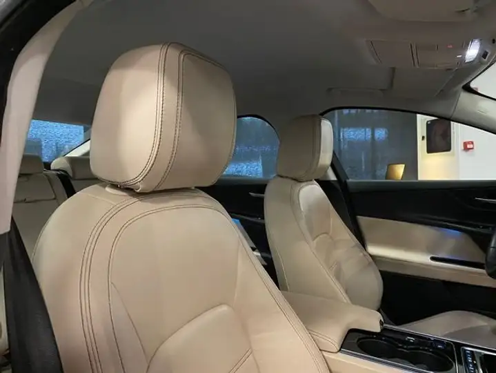 Jaguar XE 2016, foto 45