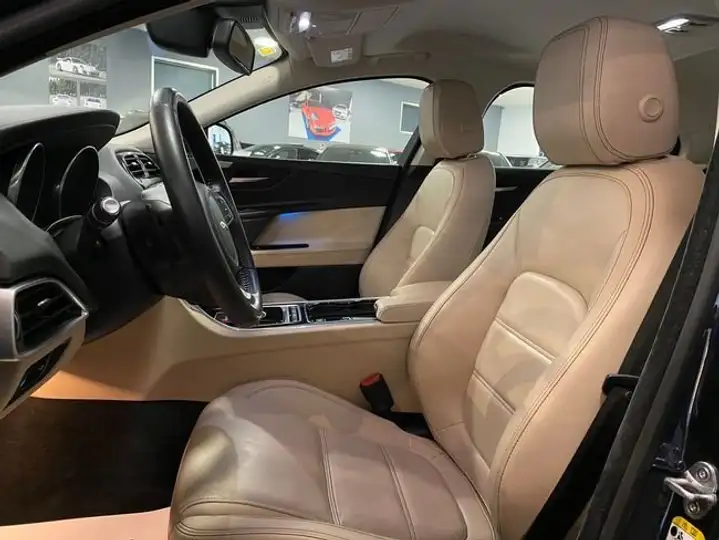 Jaguar XE 2016, foto 33