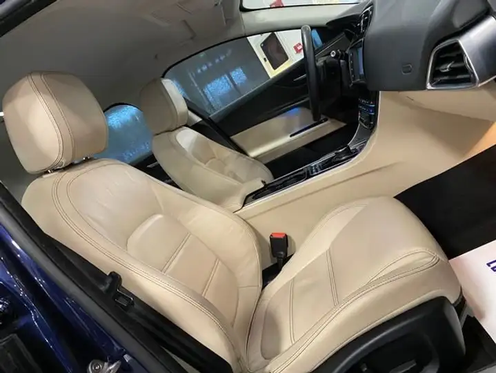 Jaguar XE 2016, foto 44