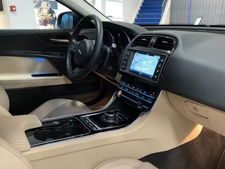 Jaguar XE 2016, foto 42