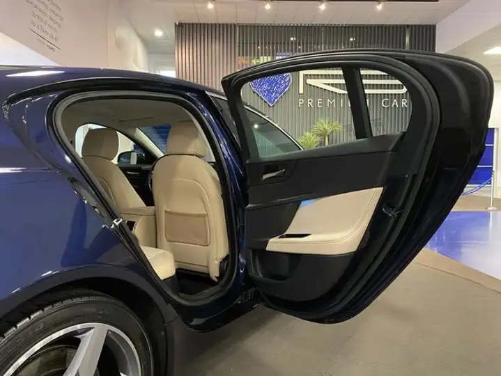 Jaguar XE 2016, foto 46