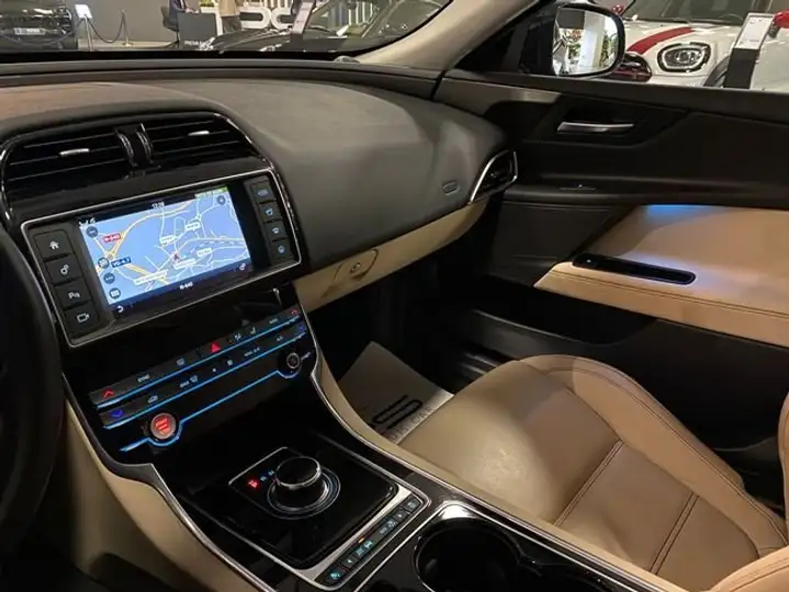 Jaguar XE 2016, foto 35