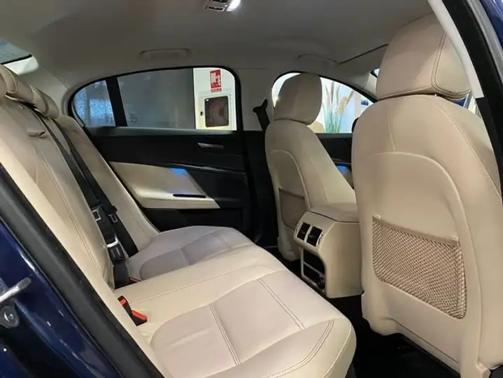 Jaguar XE 2016, foto 47