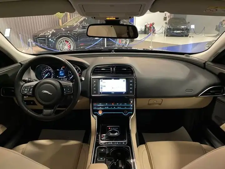Jaguar XE 2016, foto 48