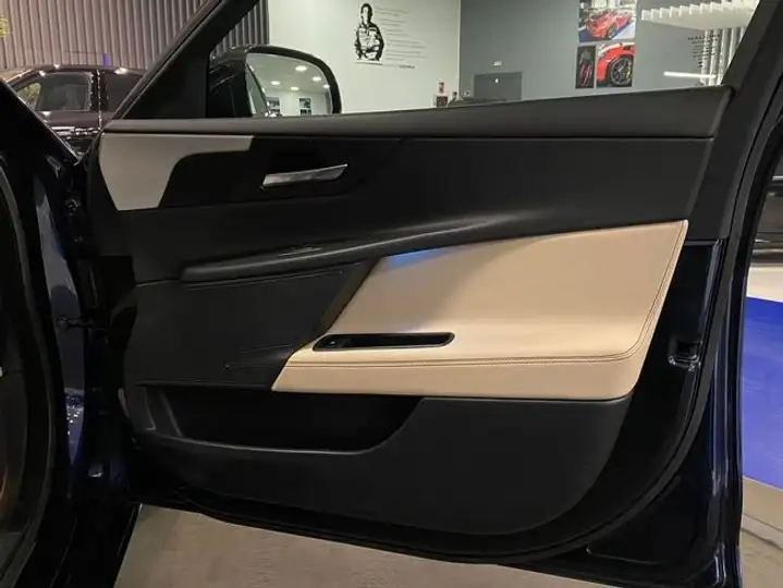 Jaguar XE 2016, foto 39