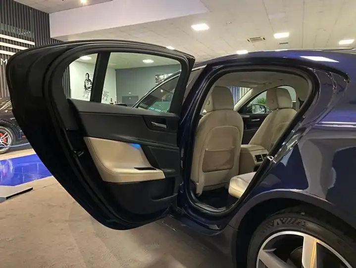 Jaguar XE 2016, foto 49