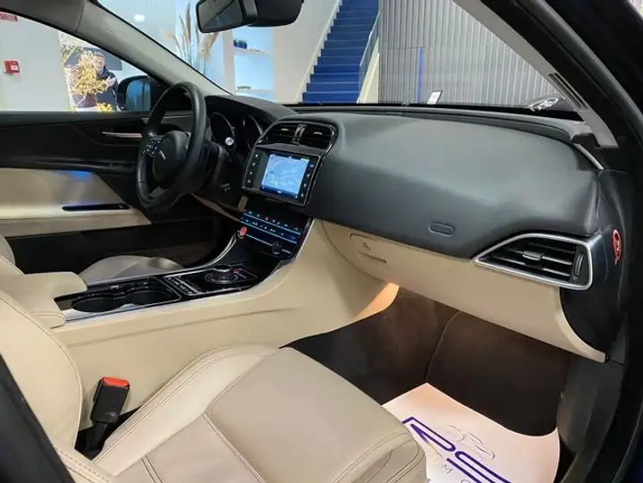 Jaguar XE 2016, foto 41