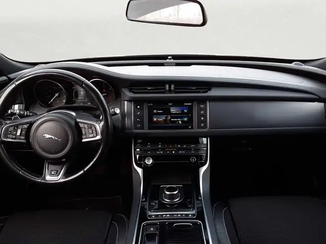 Jaguar XF view 4