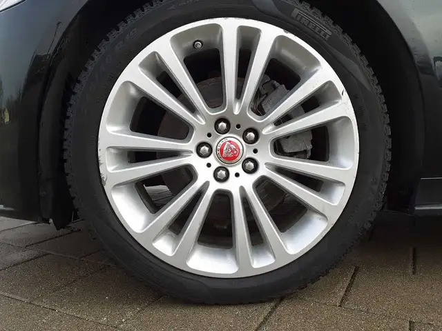 Jaguar XF view 9