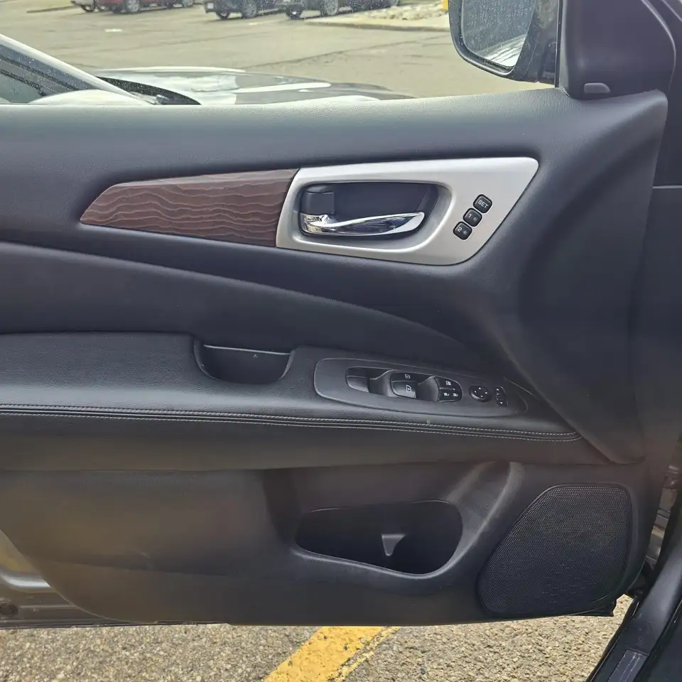 Nissan Pathfinder снимка Nissan Pathfinder