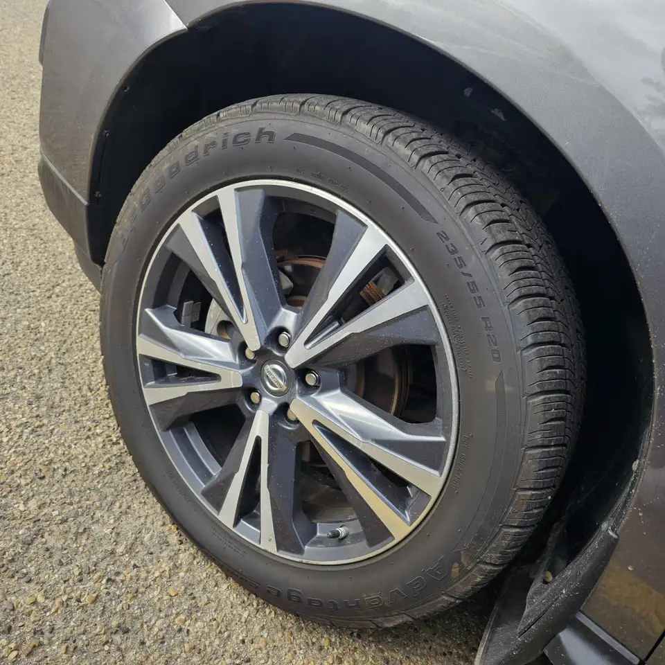 Nissan Pathfinder снимка Nissan Pathfinder