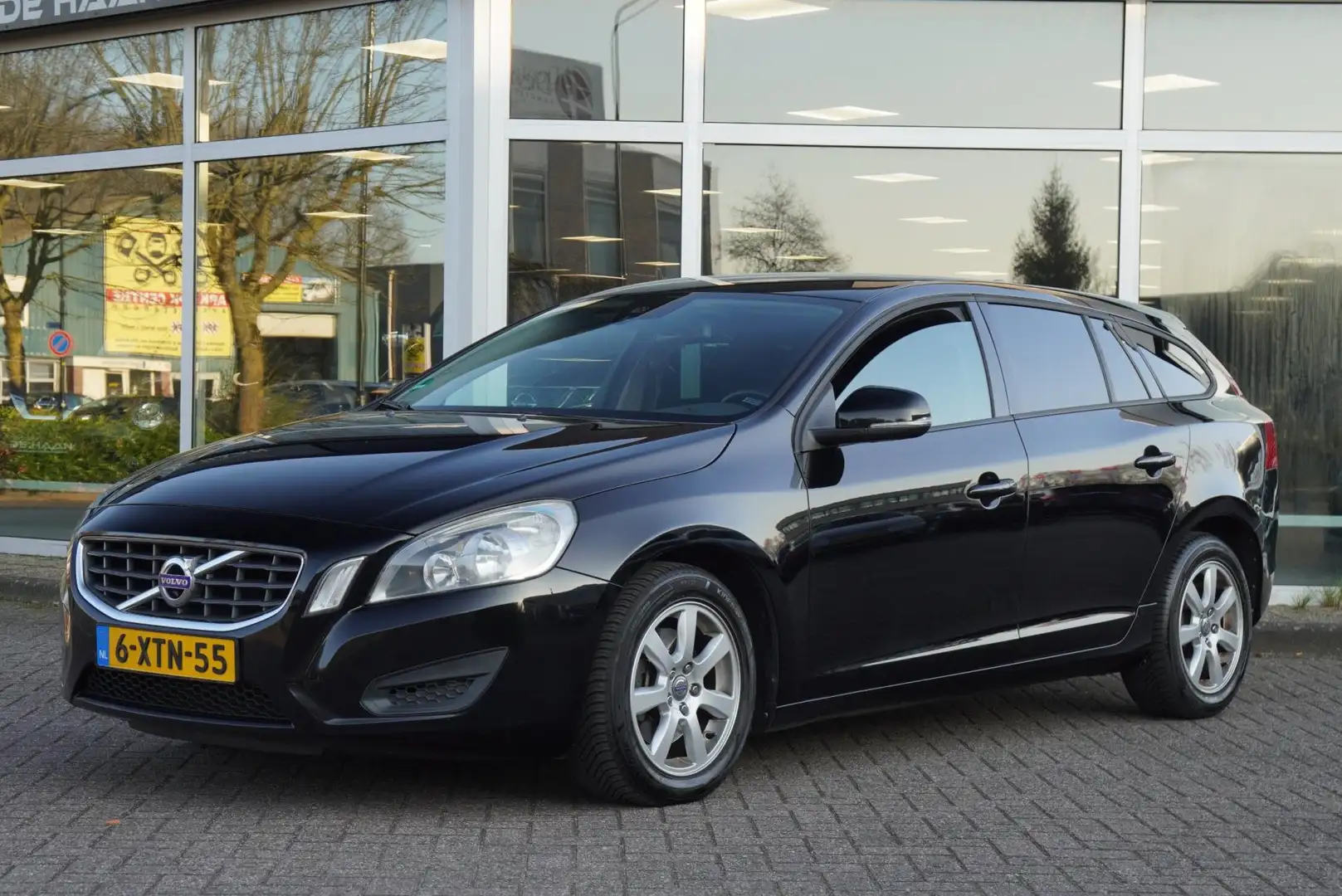 Volvo V60 1.6 T3 Kinetic NAVI PDC STOELVERW. CLIMA Černá - 1