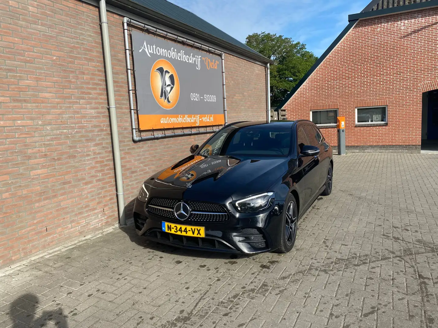Mercedes-Benz E 200 Estate Business Solution AMG Zwart - 1