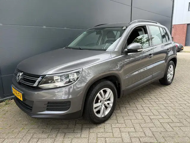 Volkswagen Tiguan view 3