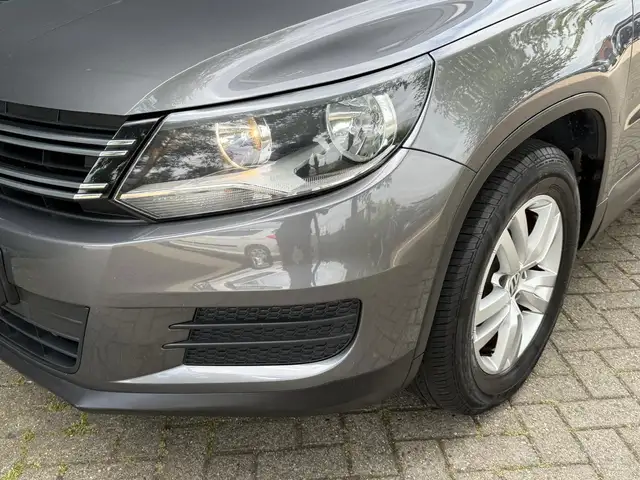 Volkswagen Tiguan view 4