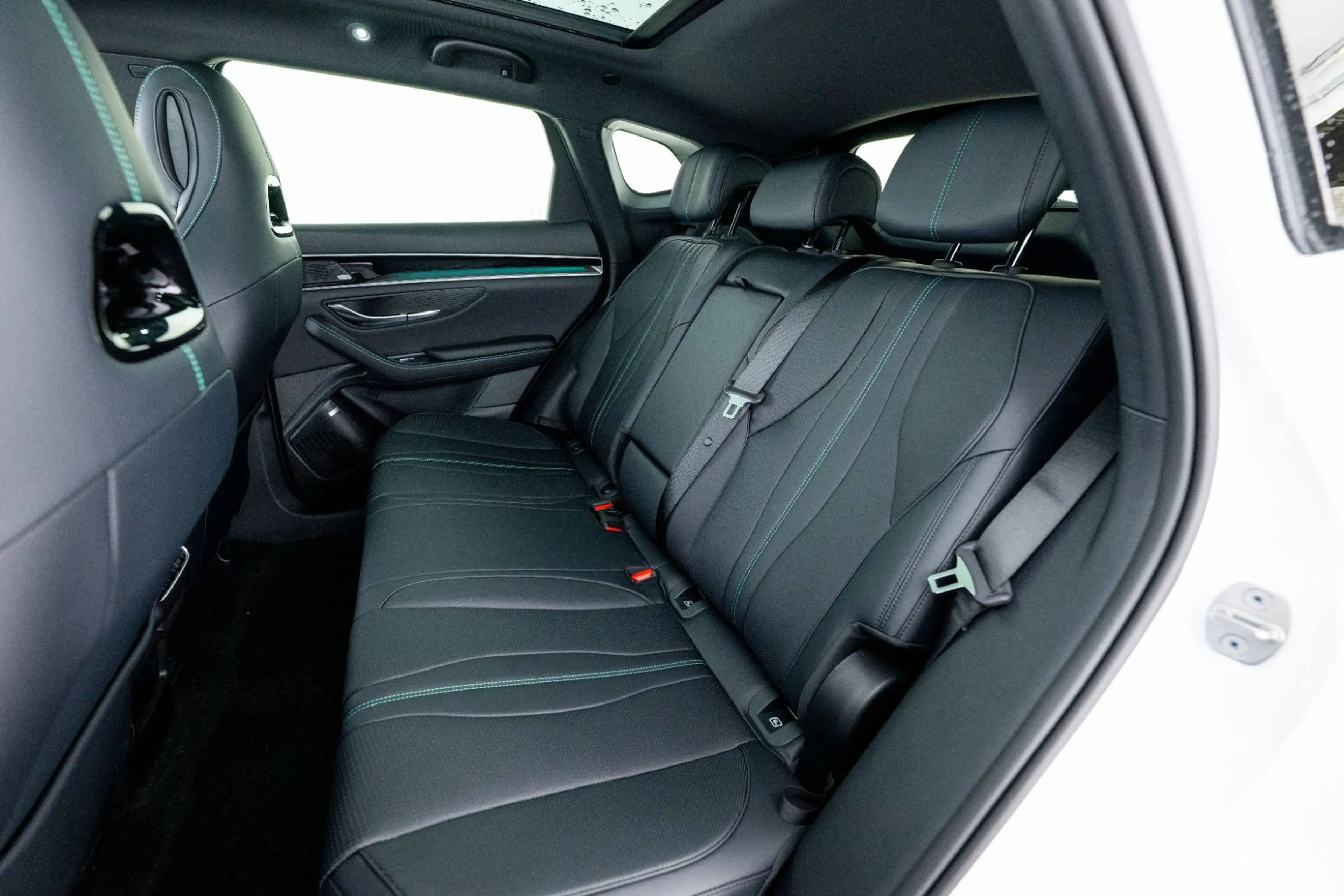 BYD Seal U DM-i COMFORT 26,6 kWh PANO LEDER NEUWAGEN — photo 7