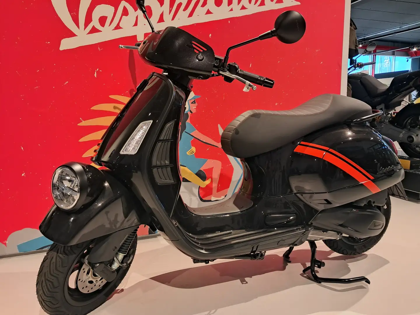Vespa GTV 300 ABS crna - 2