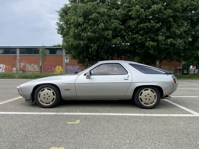 Porsche 928