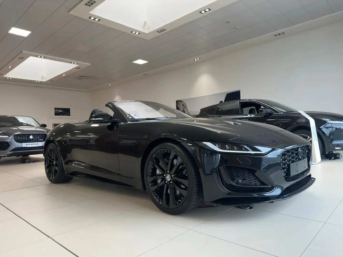 Jaguar F-Type P300 Convertibile R-Dynamic Schwarz - 2