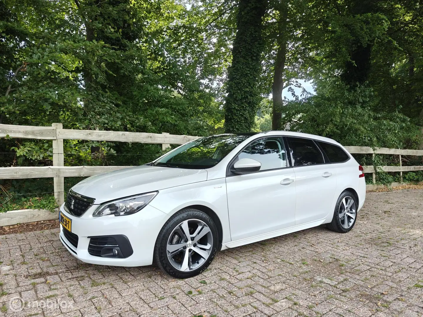 Peugeot 308 SW 1.2 110PK Style|Panoramadak|Cruise|Carplay|Rijk Wit - 2