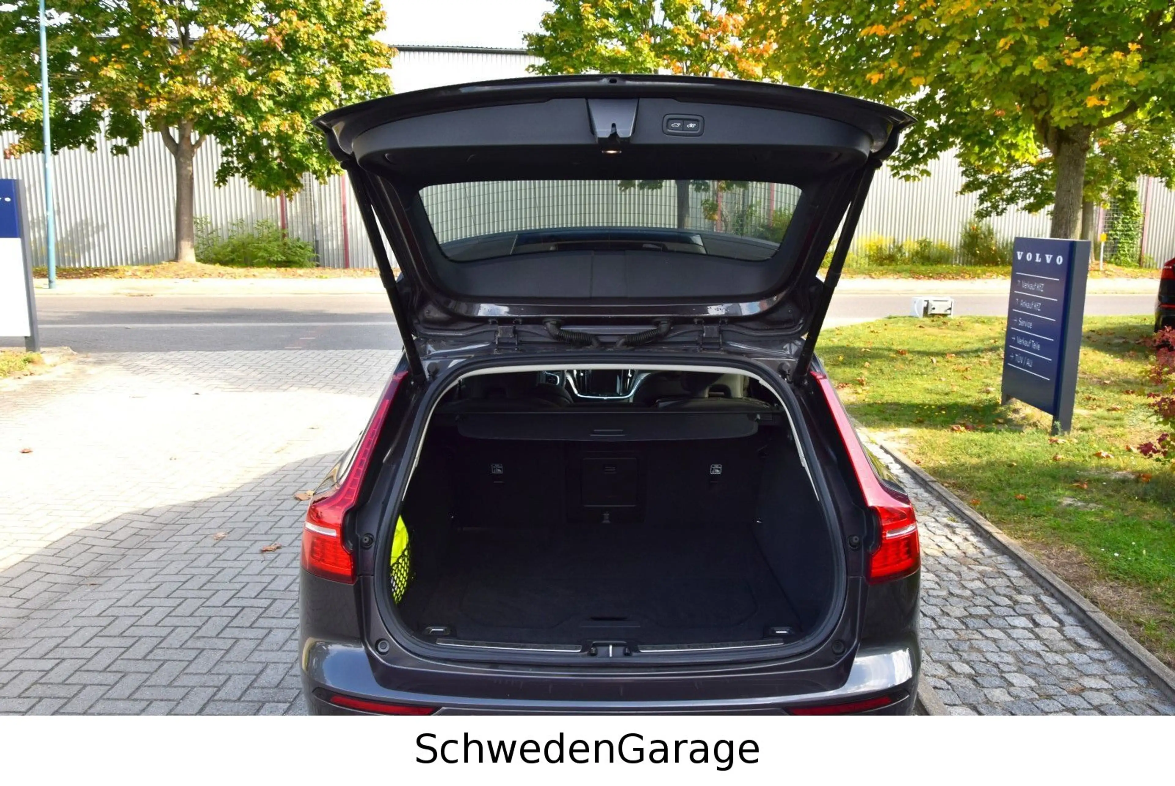 Volvo V60 B4 Plus Dark H&K/PilotAssist/Pano/RFK — photo 8