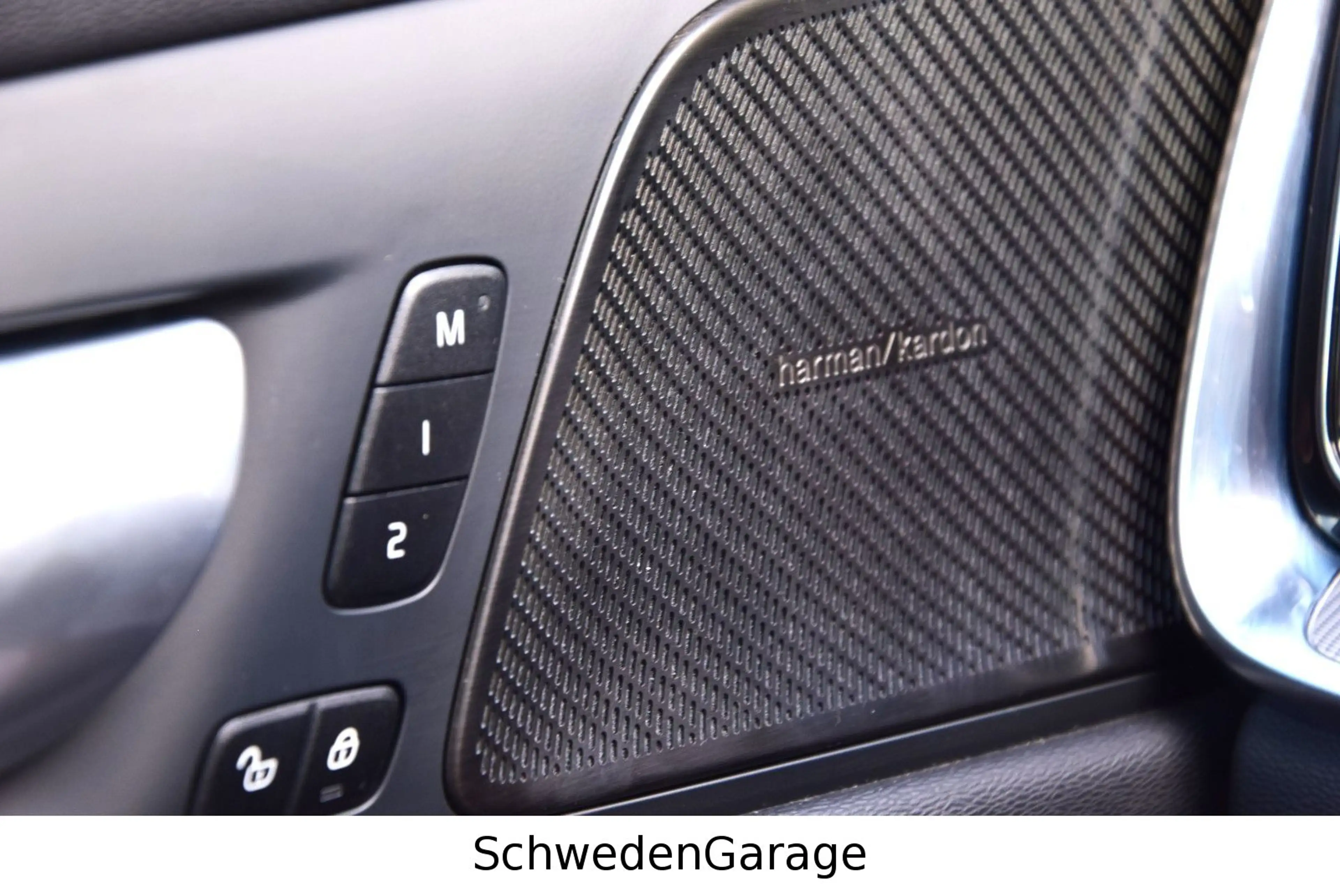 Volvo V60 B4 Plus Dark H&K/PilotAssist/Pano/RFK — photo 19
