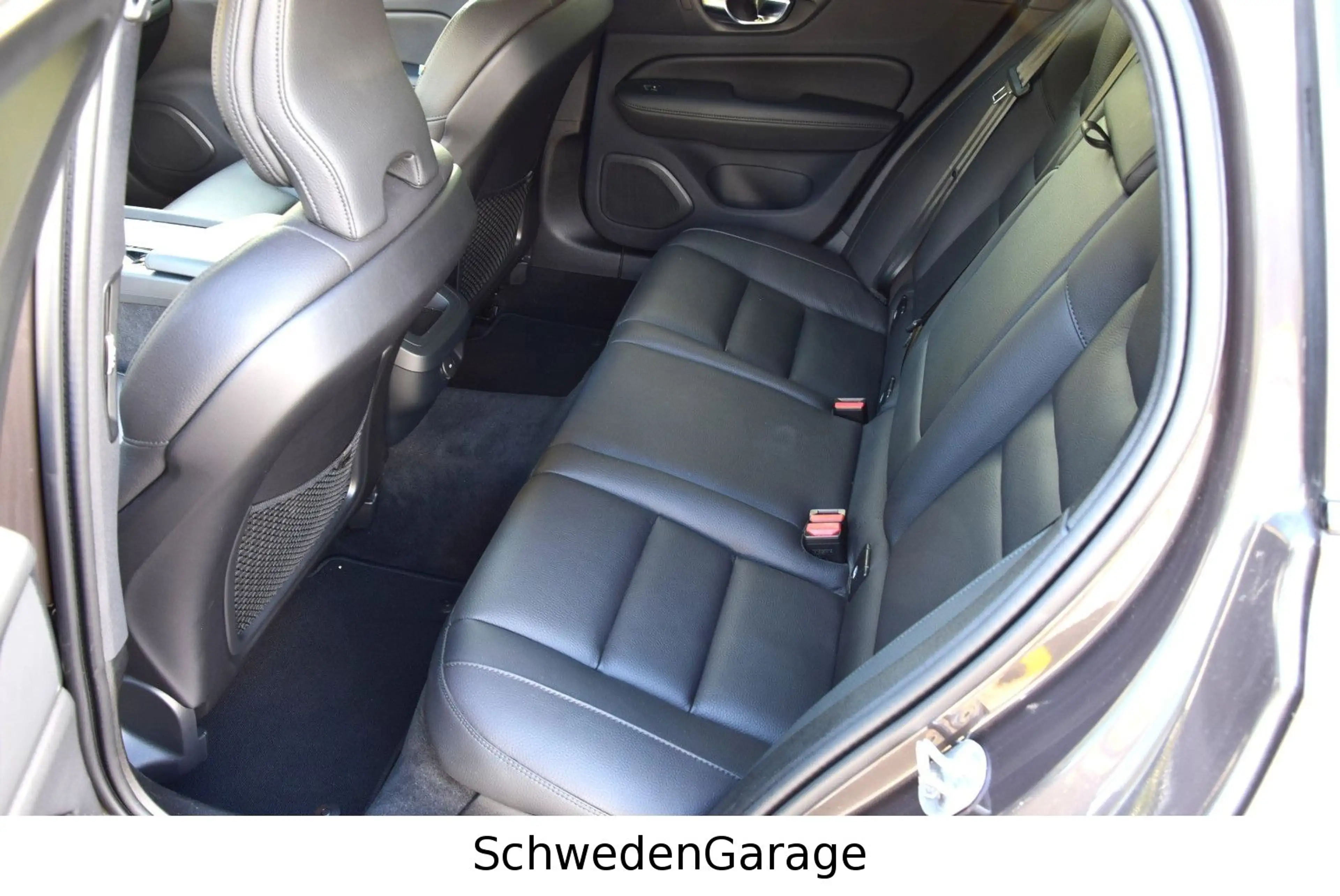 Volvo V60 B4 Plus Dark H&K/PilotAssist/Pano/RFK — photo 12