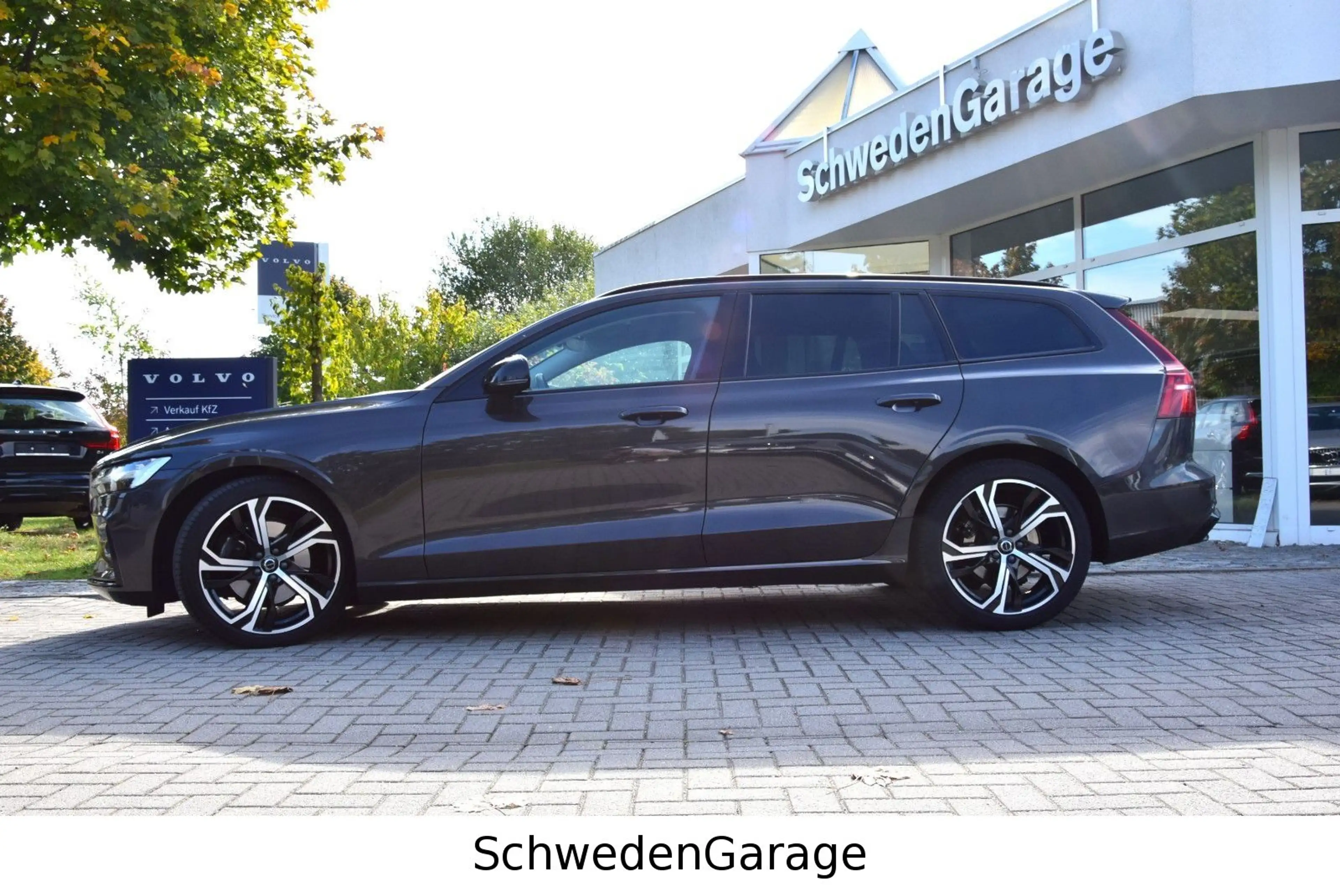 Volvo V60 B4 Plus Dark H&K/PilotAssist/Pano/RFK — photo 3