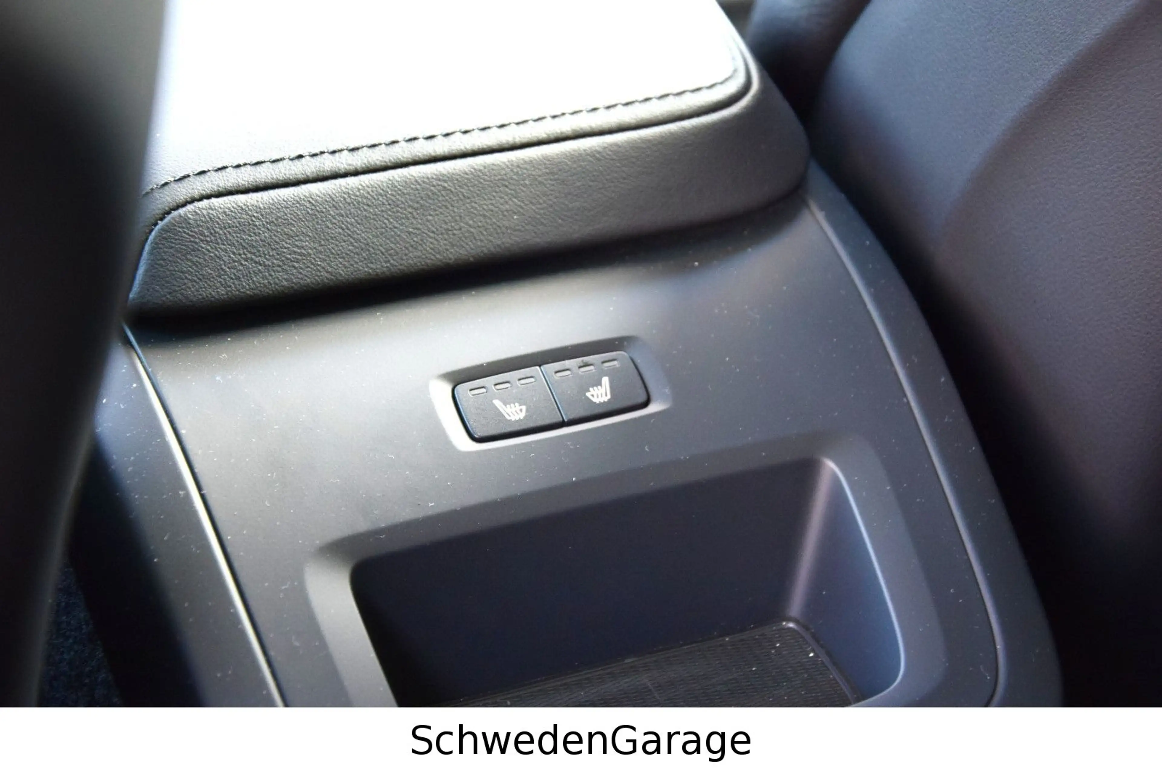 Volvo V60 B4 Plus Dark H&K/PilotAssist/Pano/RFK — photo 16