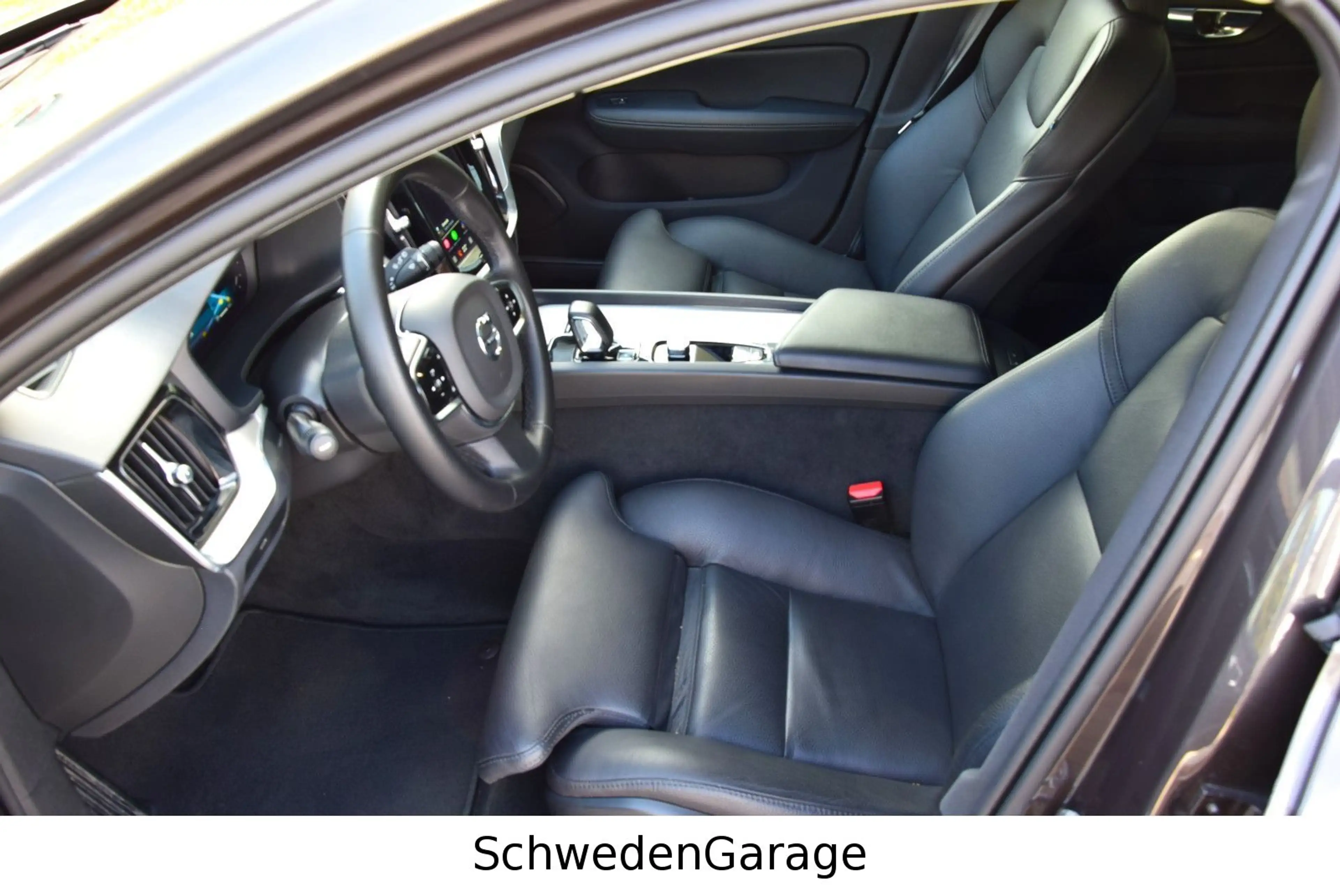 Volvo V60 B4 Plus Dark H&K/PilotAssist/Pano/RFK — photo 11