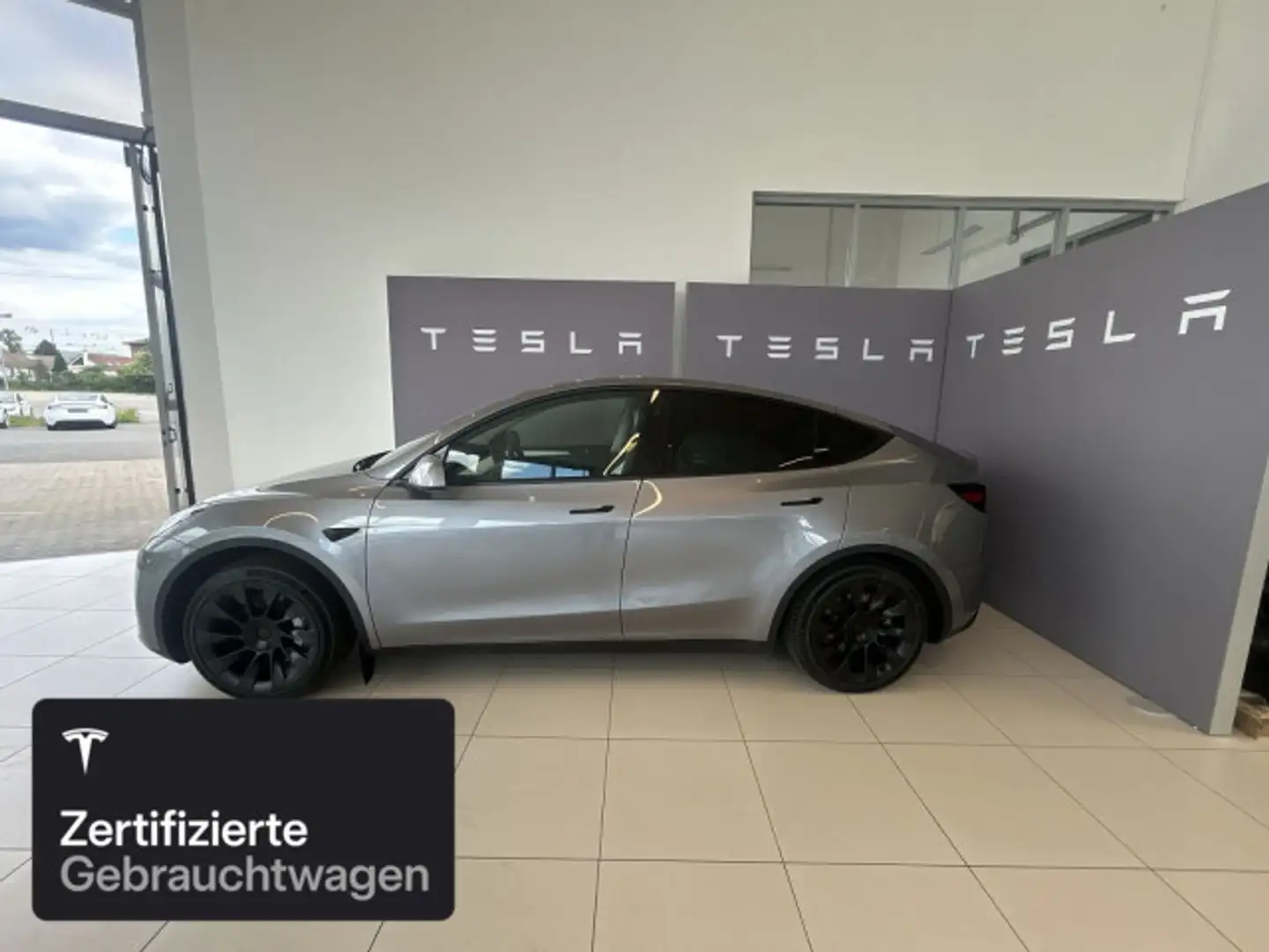 Tesla Model Y Long Range RWD Silber - 1