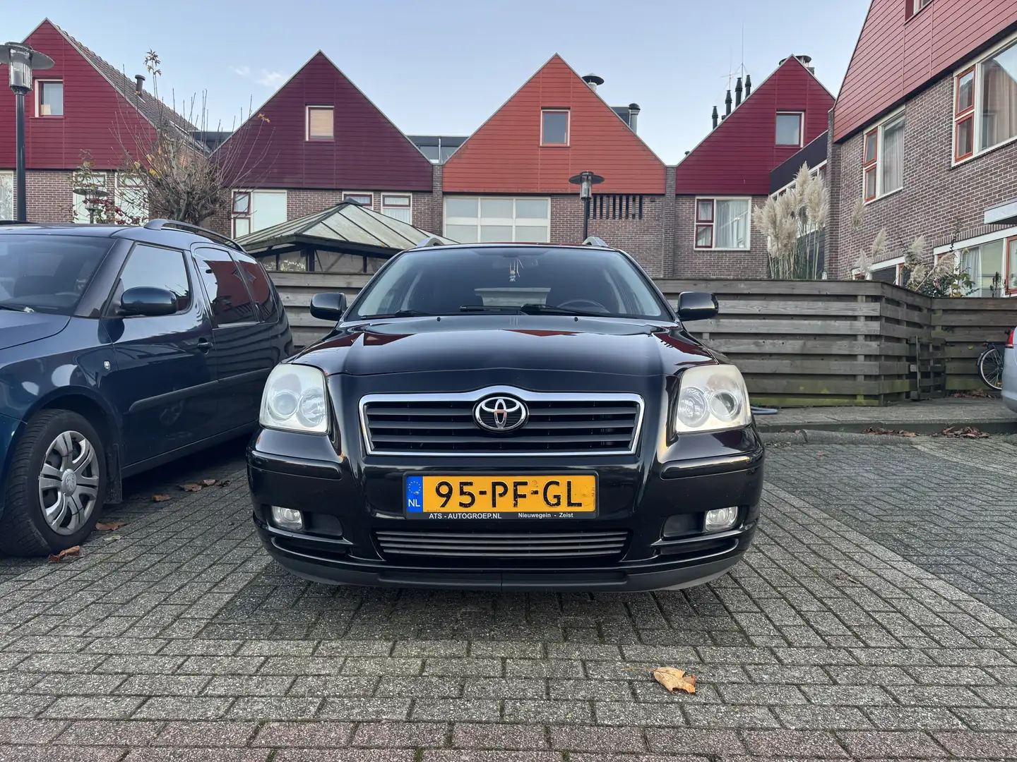 Toyota Avensis 2.0 VVT-i Combi Executive Zwart - 2