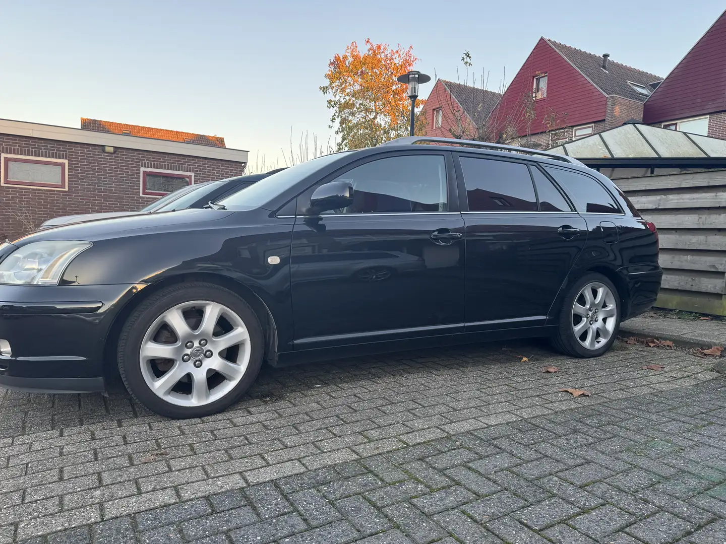 Toyota Avensis 2.0 VVT-i Combi Executive Zwart - 1