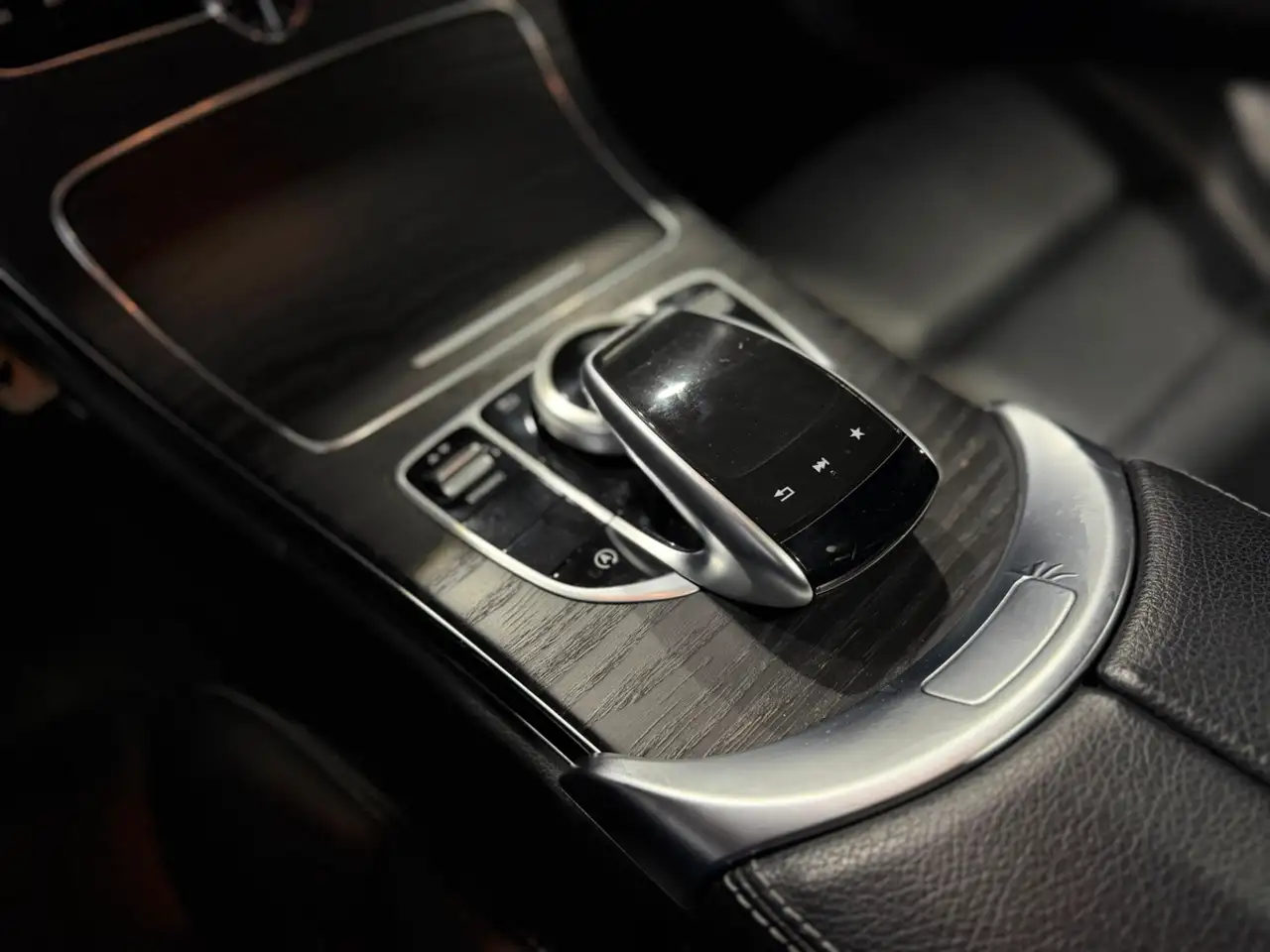 Mercedes-Benz C-Class снимка Mercedes-Benz C-Class