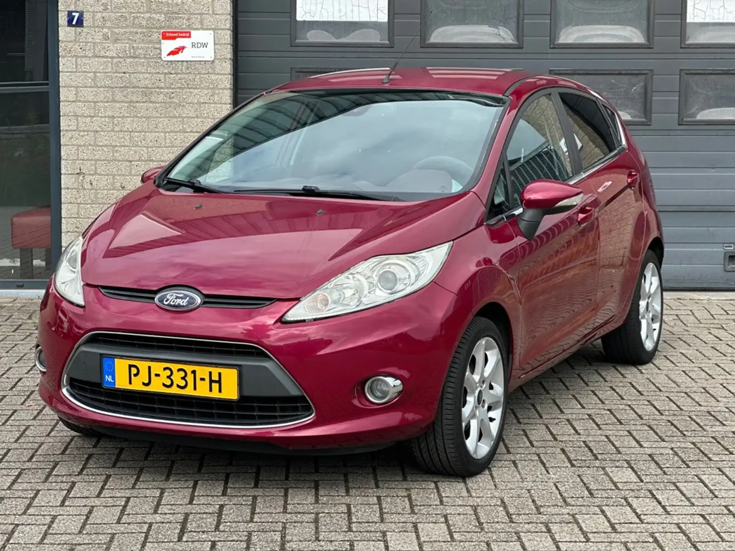 Ford Fiesta 1.25 Ghia / Voorruitverwarming / Stoelverwarming / Rood - 1