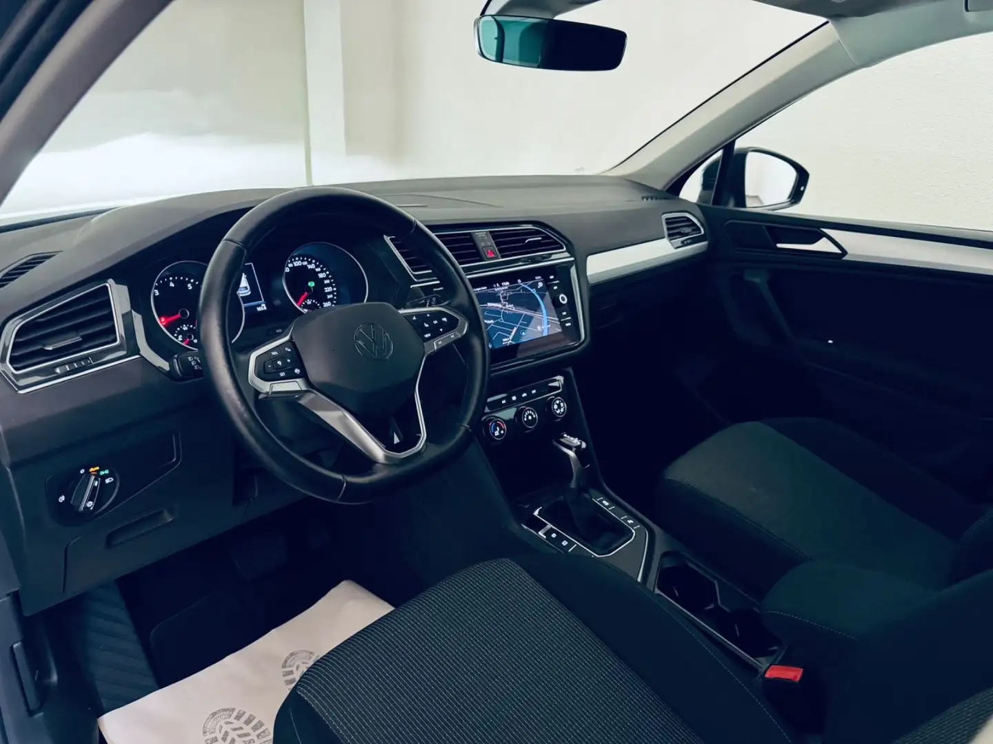 Volkswagen Tiguan 1.5 TSI  * 1.HAND * NAVI * DSG * 8xREIFEN Gris - 2