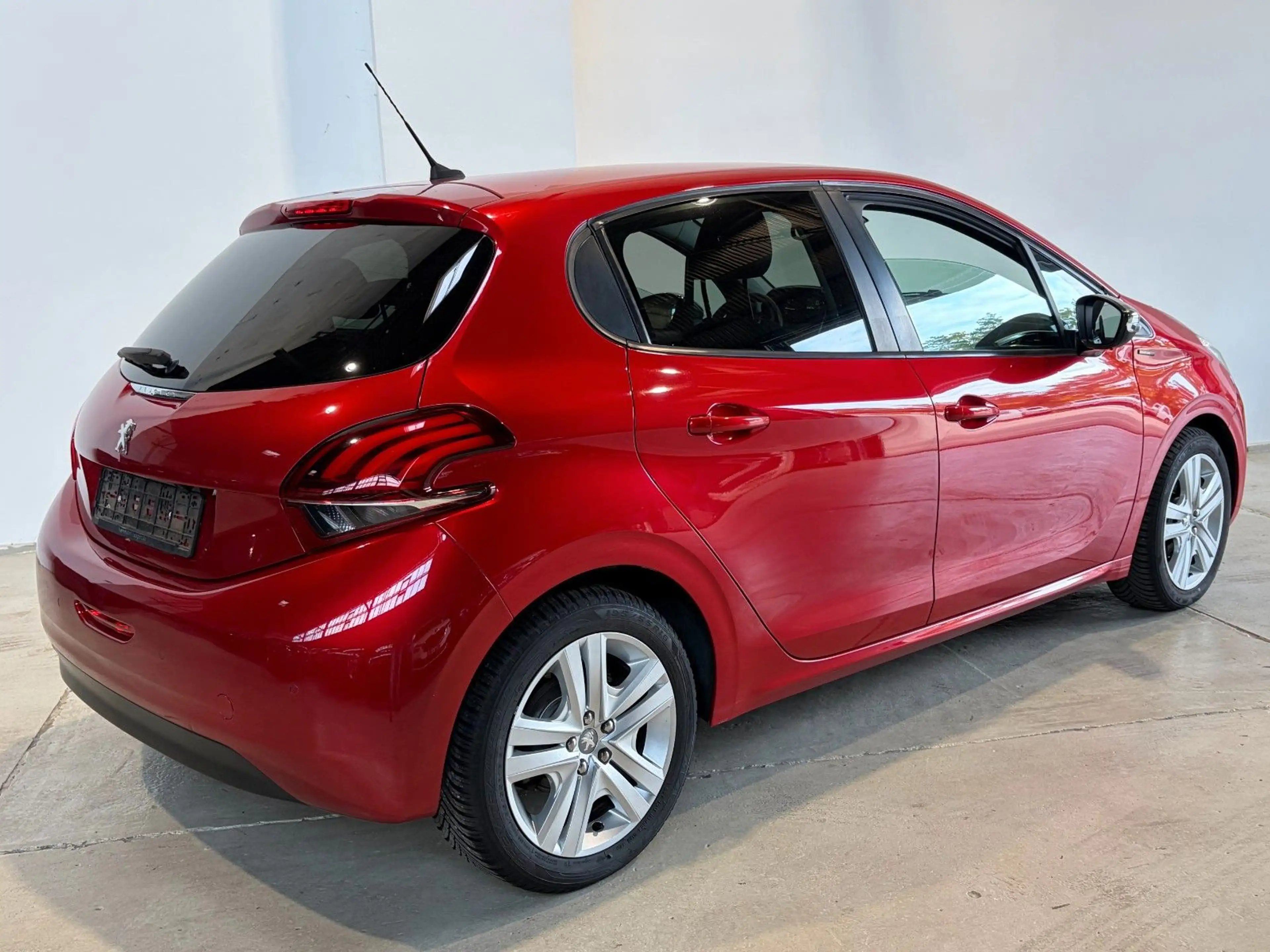 Peugeot 208 Signature 1.2 *Automatik* — photo 4