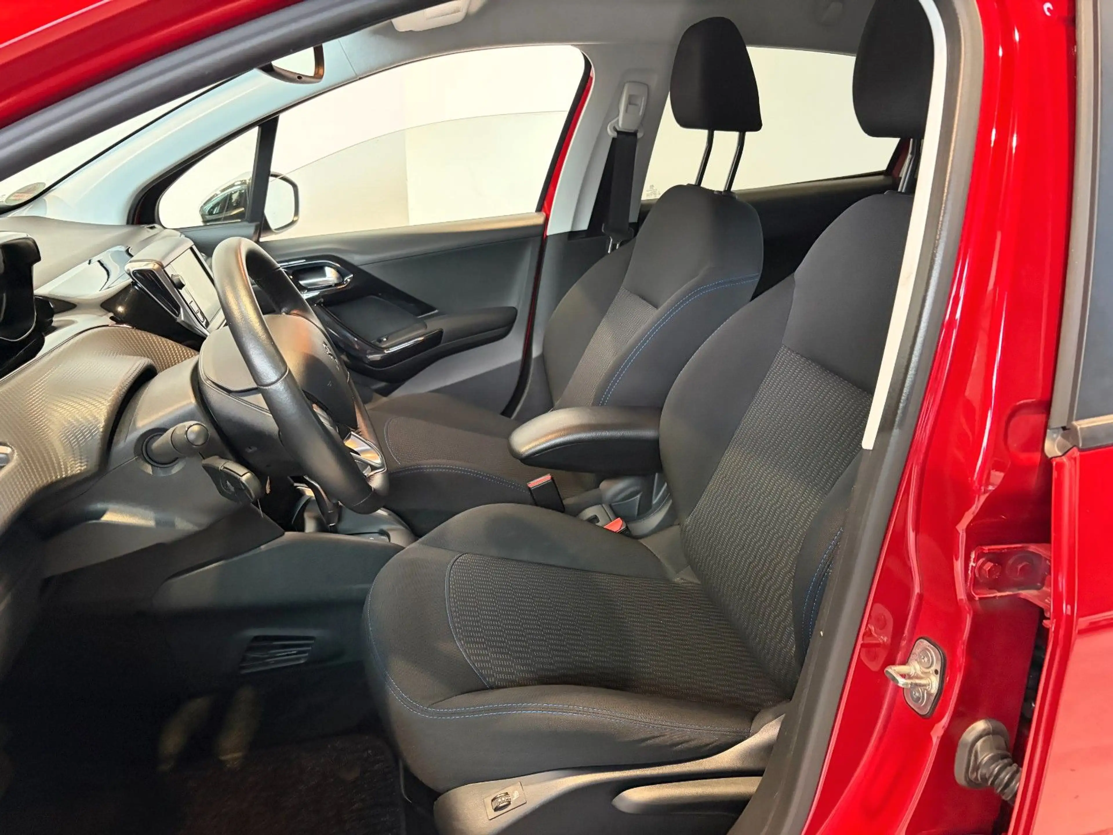 Peugeot 208 Signature 1.2 *Automatik* — photo 9