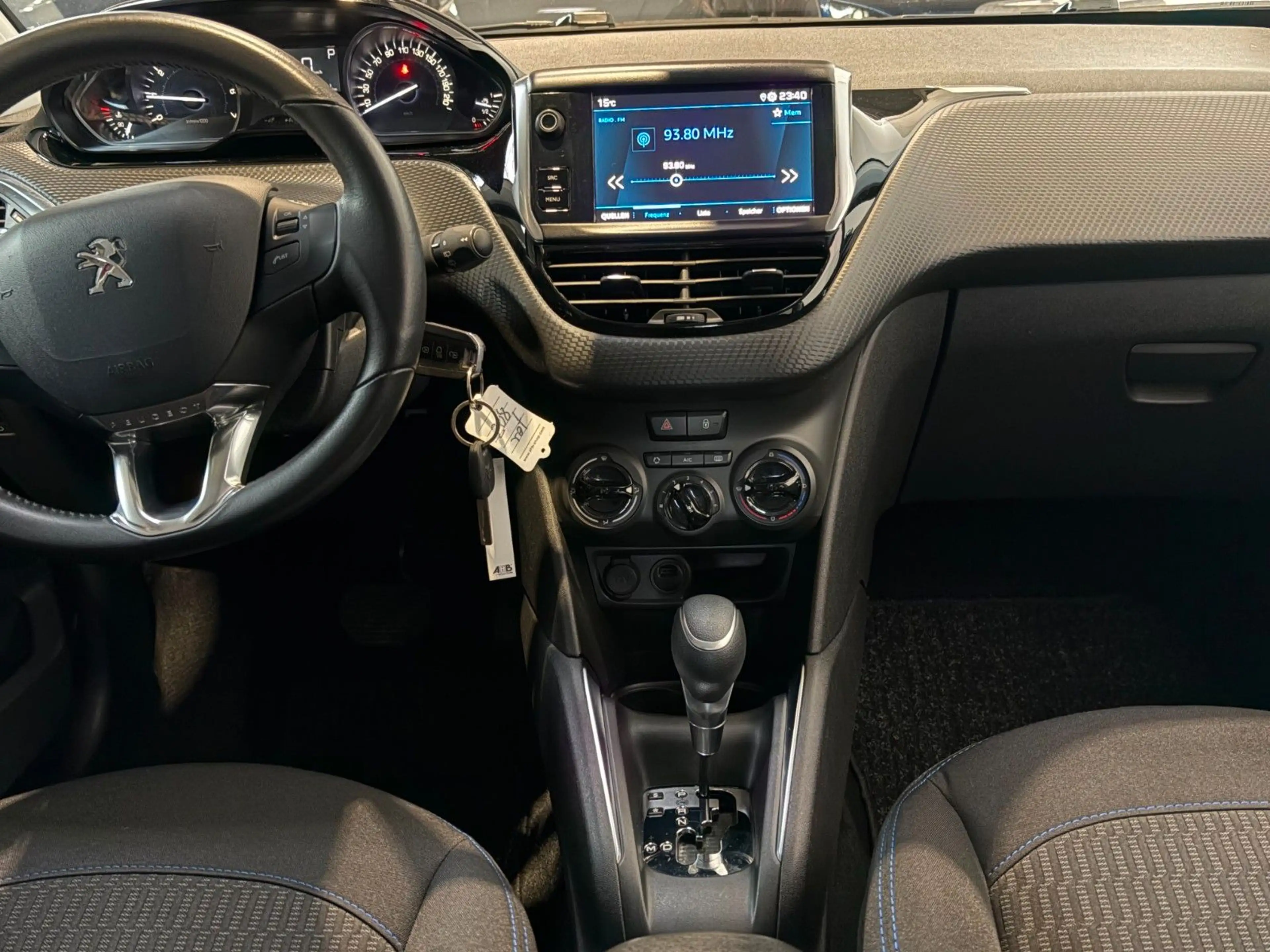Peugeot 208 Signature 1.2 *Automatik* — photo 12
