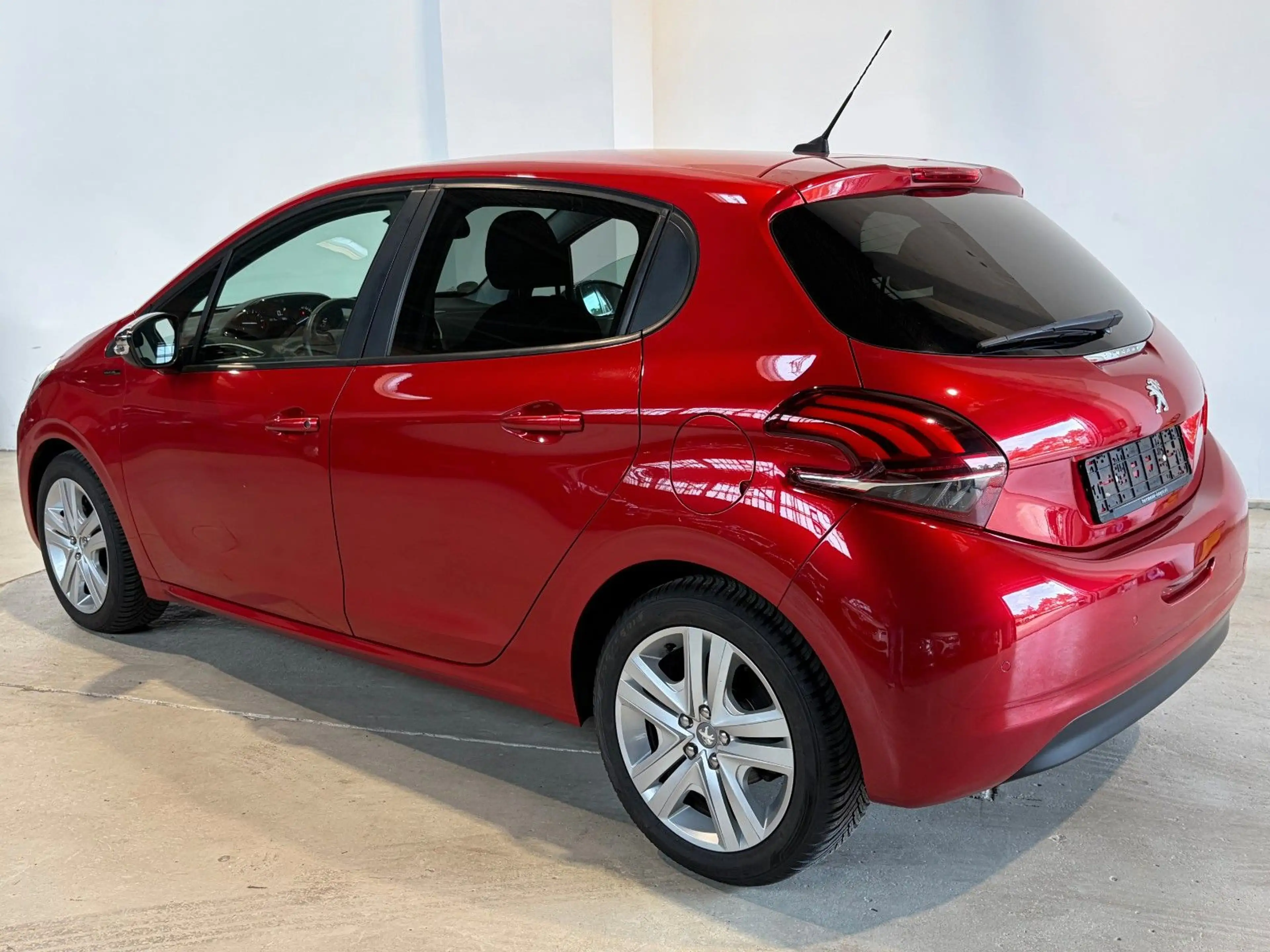 Peugeot 208 Signature 1.2 *Automatik* — photo 3