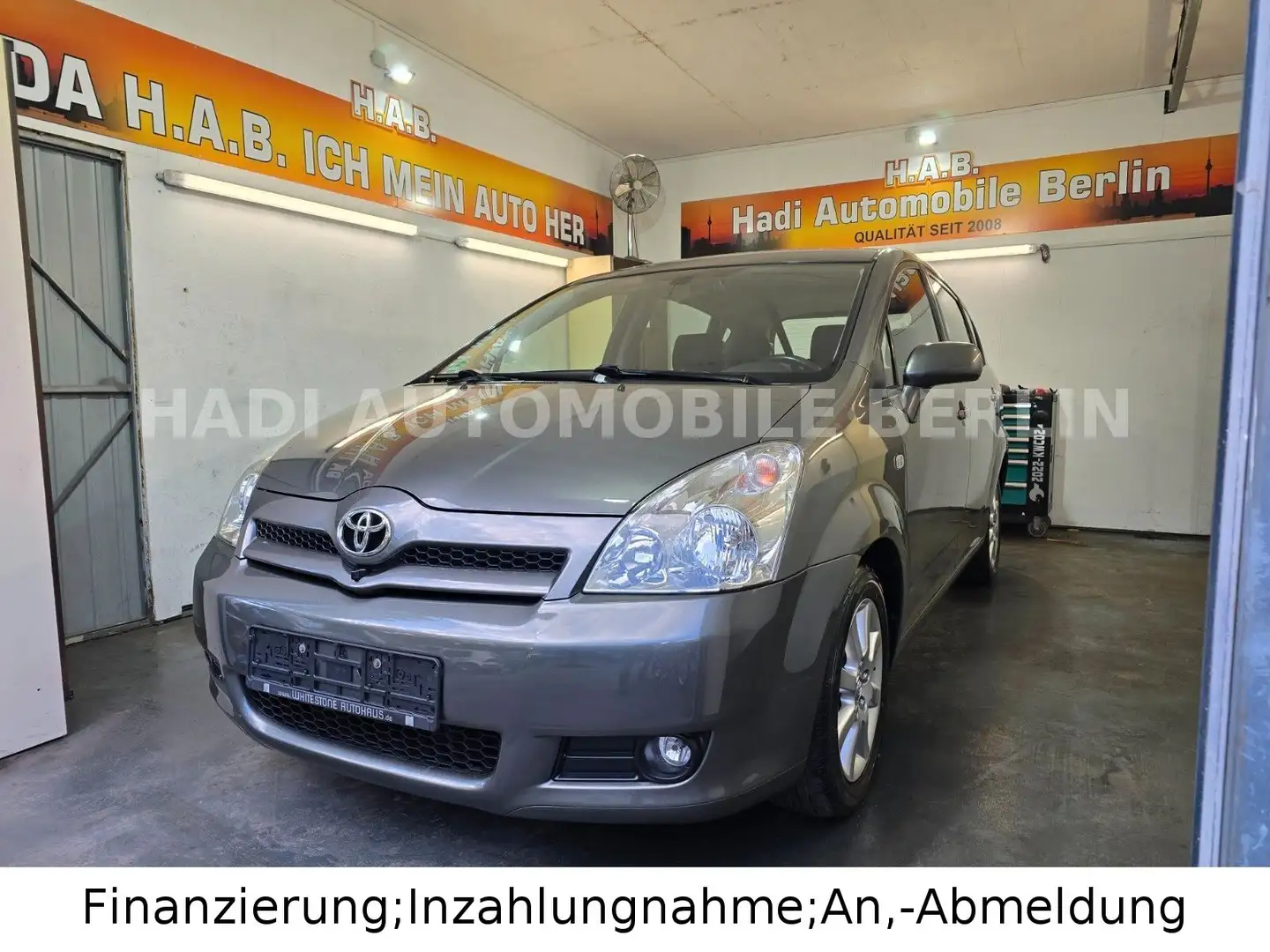 Toyota Corolla Verso 1.8Exec. AUTOMAT/7SITZ./1J.GARANTIE Gris - 1
