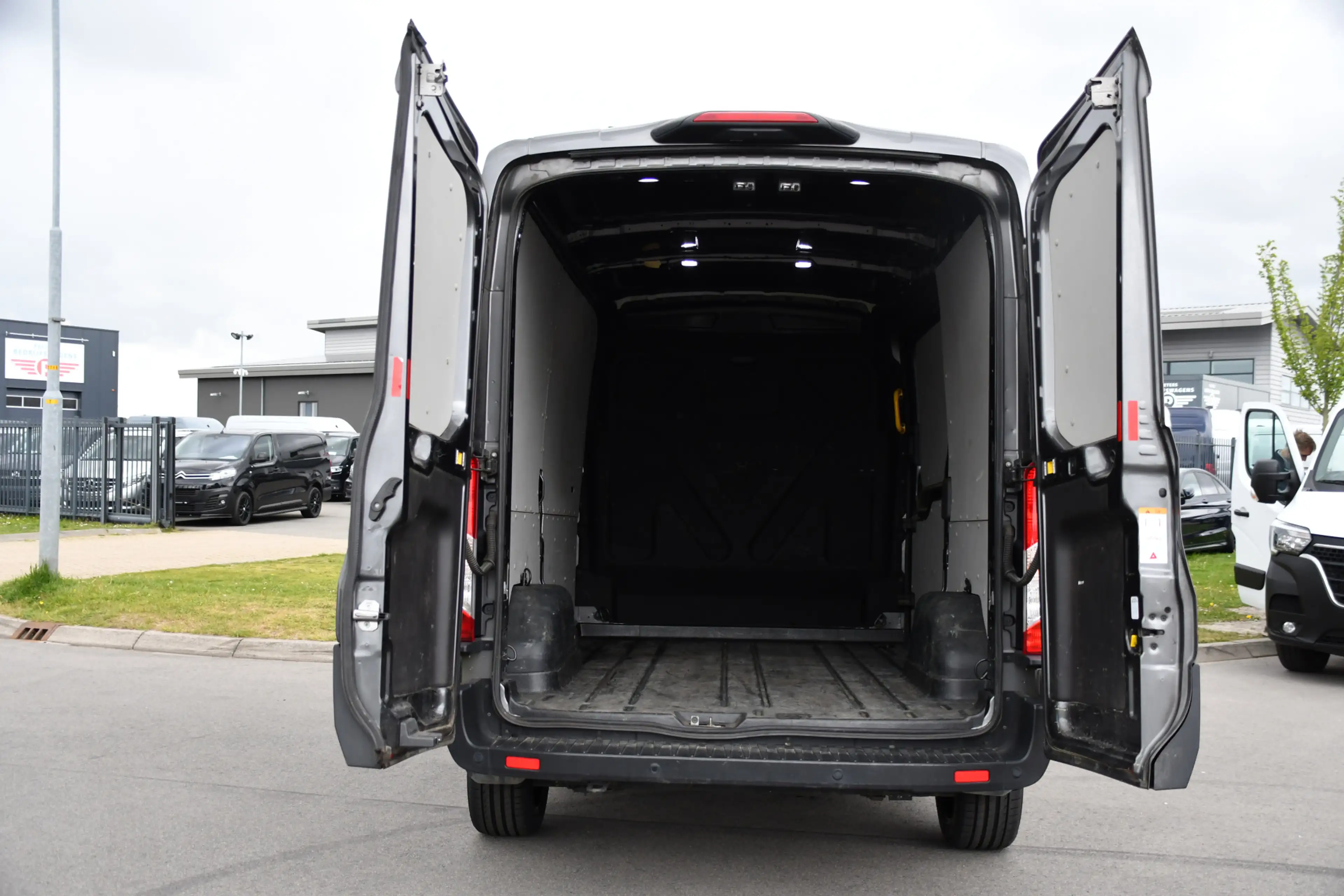 Ford Transit 350 2.0 TDCI L2H2 Limited PB Edition Cruise, Camer — photo 32