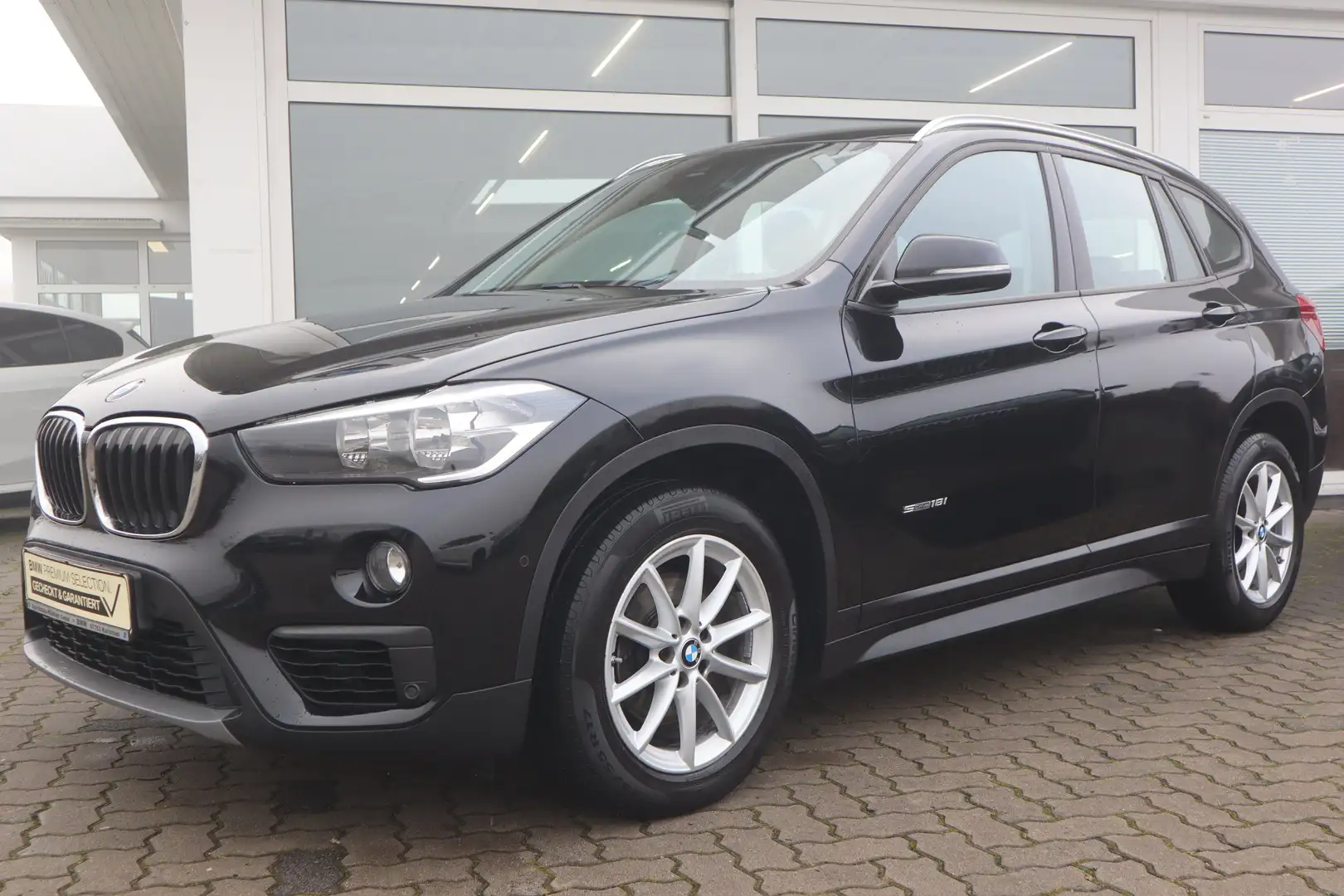 BMW X1 sDrive18i Advantage Navi/Tempomat/Shz/PDC Schwarz - 1