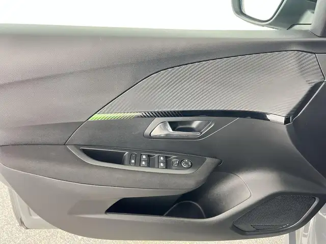Peugeot 208 view 11