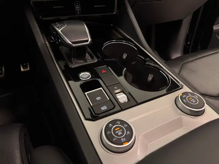Volkswagen Touareg 2021, foto 23