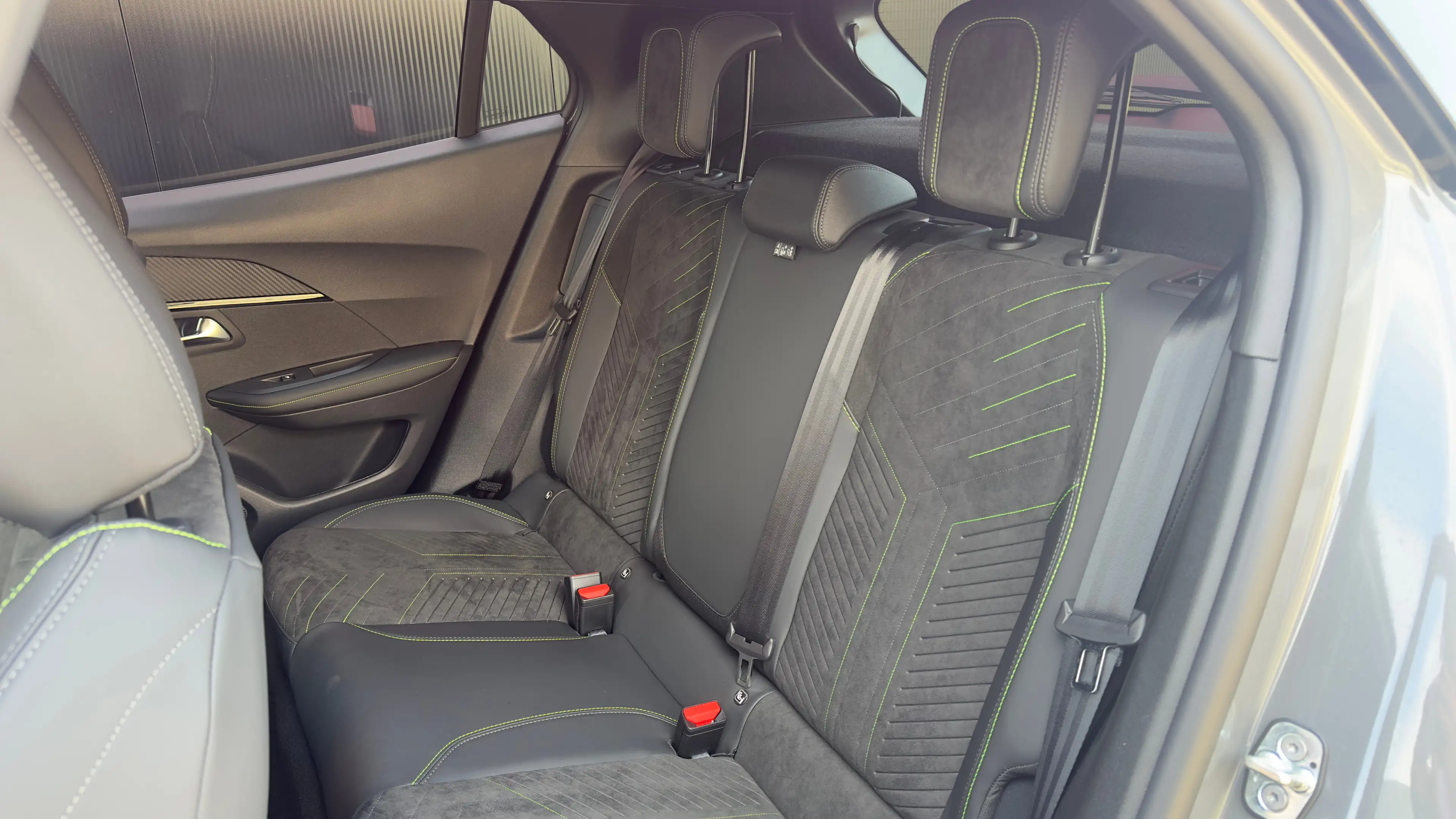 Peugeot e-2008 EV GT Avantage 54 kWh | Alcantara | Camera | Apple — photo 21