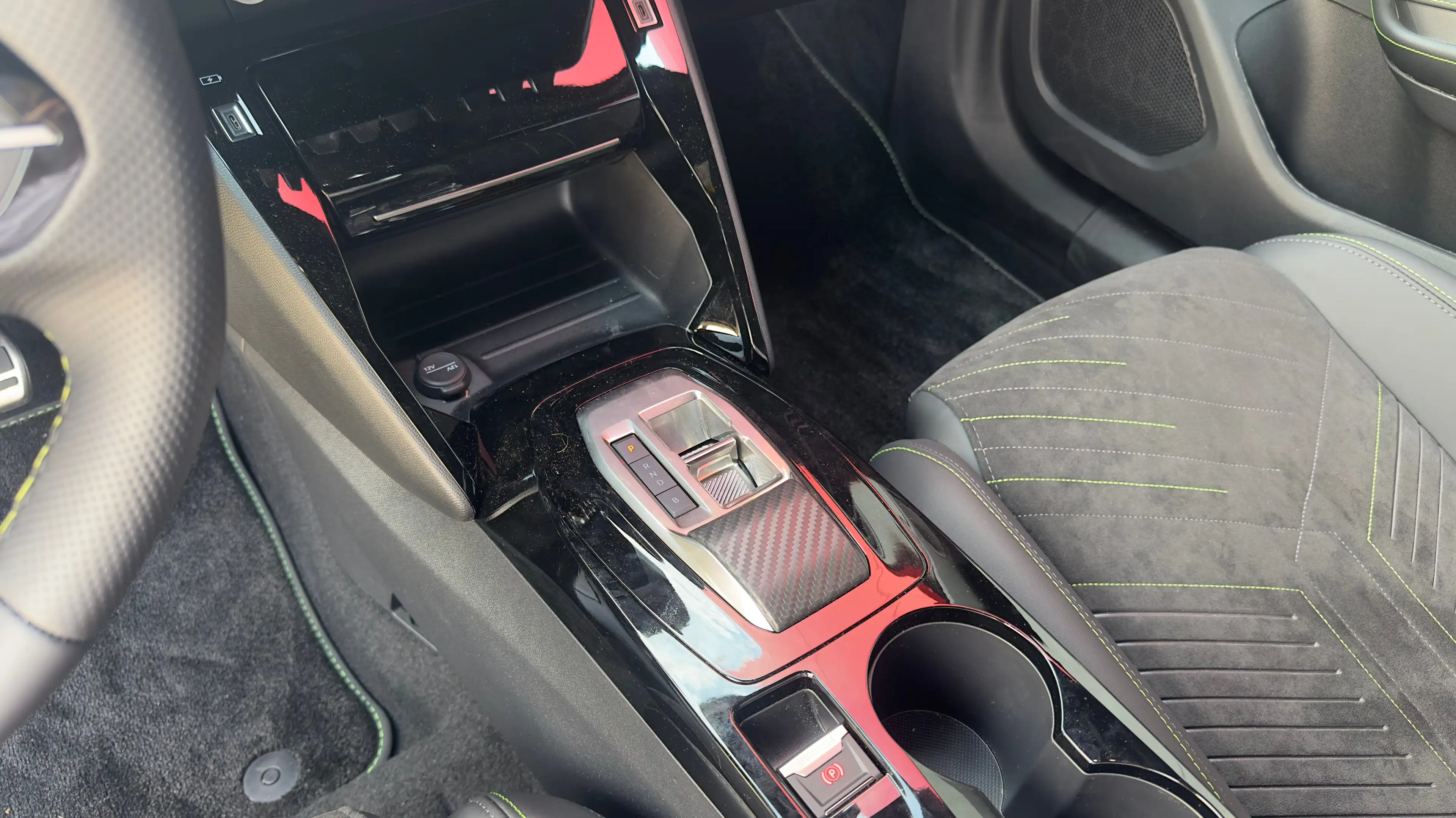 Peugeot e-2008 EV GT Avantage 54 kWh | Alcantara | Camera | Apple — photo 28
